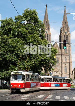 Les célèbres tramways et église Saint Ludmila, Prague, République tchèque. Banque D'Images