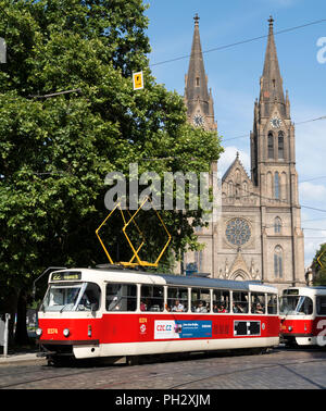 Les célèbres tramways et église Saint Ludmila, Prague, République tchèque. Banque D'Images