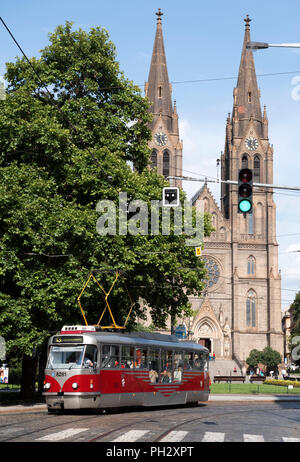 Les célèbres tramways et église Saint Ludmila, Prague, République tchèque. Banque D'Images