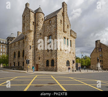 St Mungo Museum of Religious Art & Vie de Château Street Glasgow Scotland UK Banque D'Images