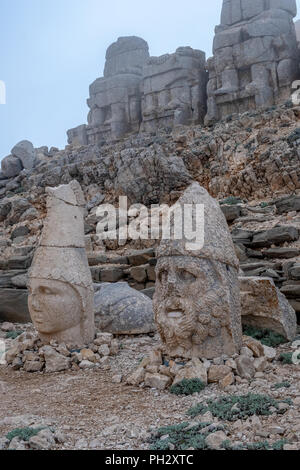 Le Nemrut Dagi, Anatolie, Turquie Retour en haut le dieu Apollon et d'anciennes statues en pierre de la Déesse Tyché de Commagène ruins Banque D'Images