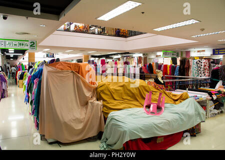 L'habillement et des vêtements et de tissus pour les personnes boutique shopping plaza et marché de Sampeng Phahurat ou Pahurat grand marché local le 18 avril 2018 à Bangkok, Banque D'Images