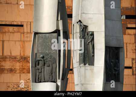 Pomnik Poleglych Stoczniowcow (1970 Monument aux Morts ouvriers de chantier naval de 1970), Historyczna Brama nr 2 Stoczni Gdanskiej (Porte Historique n° 2 de Banque D'Images