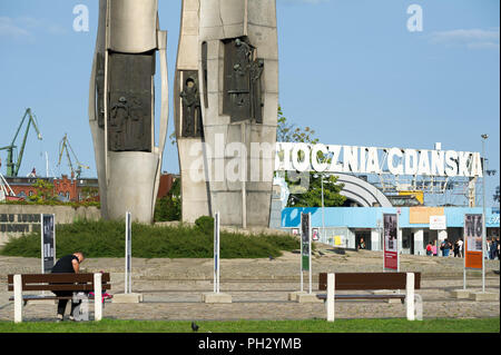 Pomnik Poleglych Stoczniowcow (1970 Monument aux Morts ouvriers de chantier naval de 1970), Historyczna Brama nr 2 Stoczni Gdanskiej (Porte Historique n° 2 de Banque D'Images