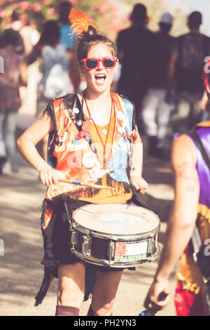 Vintimille, Italie, 14.07.2018 : Fille à jouer de la batterie lors d'un festival de la ville de Vintimille en Ligurie Banque D'Images