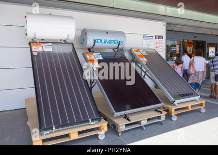 Les panneaux de chauffage solaire de l'eau à vendre à un magasin de bricolage, Almeria, Espagne Banque D'Images
