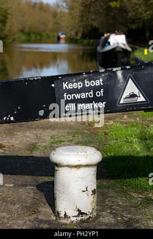 Pour borne d'amarrage temporaire à Spellbrook Verrou sur River Stort, au Hertfordshire, avec panneau d'avertissement d'amarrage de bateaux du canal. Banque D'Images