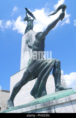 Monument de la liberté à la Citadelle, porteur de flambeau statue devant, la colline Gellert, Budapest, Hongrie Banque D'Images