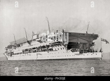 Le HMS Courageous. L'un des 'hush-hush' des navires de la Marine royale britannique pendant la PREMIÈRE GUERRE MONDIALE, elle fut transformée en un porte-avions. Du livre de navires, publié vers 1920. Banque D'Images