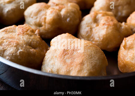 Frite turc Crumpets Pisi Halka. Cuisine maison traditionnelle. Banque D'Images