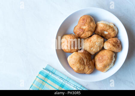 Frite turc Crumpets Pisi Halka. Cuisine maison traditionnelle. Banque D'Images