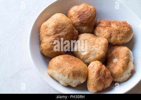 Frite turc Crumpets Pisi Halka. Cuisine maison traditionnelle. Banque D'Images