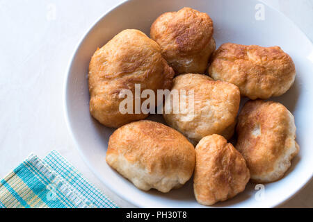 Frite turc Crumpets Pisi Halka. Cuisine maison traditionnelle. Banque D'Images