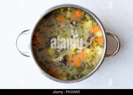 Ragoût de viande maison soupe de boeuf avec Rip les légumes dans la poêle. Aliments biologiques traditionnelles. Banque D'Images