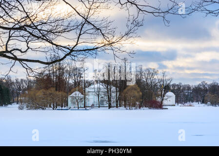 Grand Étang gelé dans Catherine park à Tsarskoe Selo en hiver. La ville de Pouchkine. Saint Petersburg. La Russie Banque D'Images