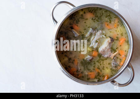 Ragoût de viande maison soupe de boeuf avec Rip les légumes dans la poêle. Aliments biologiques traditionnelles. Banque D'Images