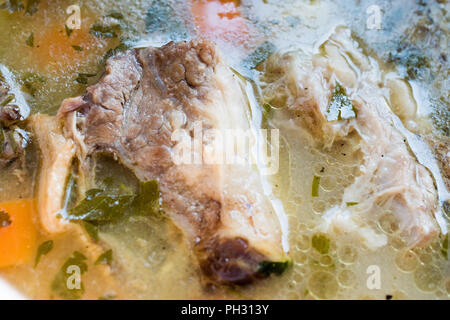 Ragoût de viande maison soupe de boeuf avec Rip les légumes dans la poêle. Aliments biologiques traditionnelles. Banque D'Images