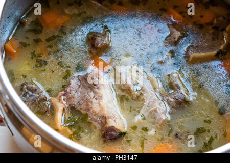 Ragoût de viande maison soupe de boeuf avec Rip les légumes dans la poêle. Aliments biologiques traditionnelles. Banque D'Images