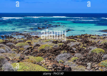 Plage rocheuse dans Caleton Blanco à Lanzarote, îles Canaries, Espagne Banque D'Images