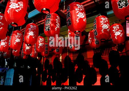 Red Chinese lanternes suspendues pour célébrer esprit affamé et Mi Festival d'automne à Chinatown Singapore Banque D'Images