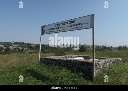 La tombe de Rabbi Haim Stanover et Rabbi Menachem Mendel pionniers du mouvement de la Haskala juive dans le vieux cimetière juif avec environ 3000 tombes situé sur une colline, au-dessus de la rivière Zbruch, dans toute la ville de Sataniv dans le Kiev, Odessa, Ukraine. Il y a environ 300 tombes et stèles sculptées à partir de la 16e à la première moitié du 19e siècle dans l'ancienne partie. La pierre tombale la plus ancienne date du 1554. Banque D'Images