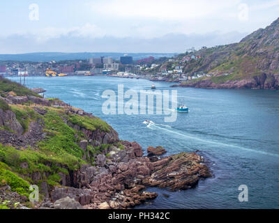 Bateau de pêche de quitter un port de Saint-Jean, Terre-Neuve, Canada Banque D'Images