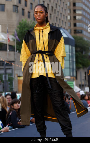 Montréal,Canada. Un modèle promenades sur la piste de l'abri pas de défilé de tenues au cours de la mode et du Design Festival. Banque D'Images