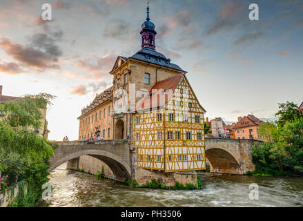 BAMBERG, ALLEMAGNE - le 19 juin : les touristes à l'hôtel de ville historique de Bamberg, Allemagne le 19 juin 2018. Le célèbre hôtel de ville a été construit au 14ème siècle Banque D'Images