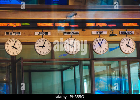 Pologne, Varsovie. 17 août, 2018. Les durées d'affichage horloges dans divers fuseaux horaires à Bourse de Varsovie Banque D'Images