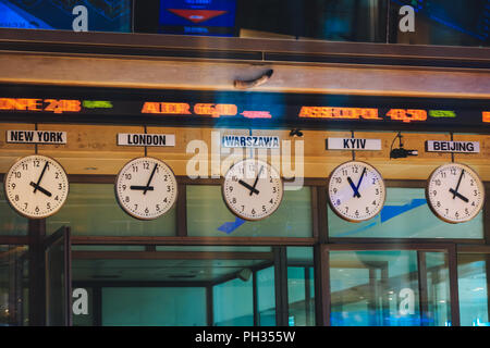 Pologne, Varsovie. 17 août, 2018. Les durées d'affichage horloges dans divers fuseaux horaires à Bourse de Varsovie Banque D'Images