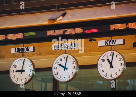 Pologne, Varsovie. 17 août, 2018. Les durées d'affichage horloges dans divers fuseaux horaires à Bourse de Varsovie Banque D'Images