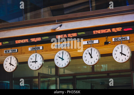 Pologne, Varsovie. 17 août, 2018. Les durées d'affichage horloges dans divers fuseaux horaires à Bourse de Varsovie Banque D'Images