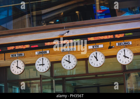 Pologne, Varsovie. 17 août, 2018. Les durées d'affichage horloges dans divers fuseaux horaires à Bourse de Varsovie Banque D'Images