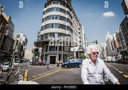 Les voitures et les gens à la station de métro Plaza de Callao, Edificio Carrion Capitol building et Gran via le centre-ville de Madrid, Espagne Banque D'Images