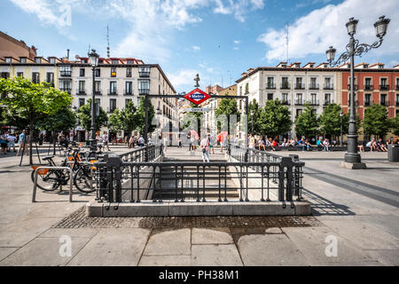 Entrée du métro de Madrid. Métro de Madrid est très bien desservi par les transports pour se déplacer dans la ville. Il a de nombreuses stations et des lignes. Opera centra Banque D'Images