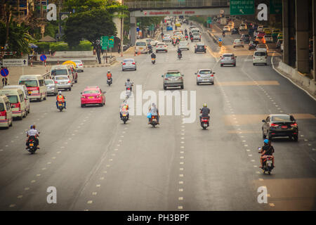 Bangkok, Thaïlande - 8 mars, 2017 : douceur du trafic à Vibhavadi Rangsit Road après avoir passé le trafic lourd de jamed Ladprao junction. Banque D'Images