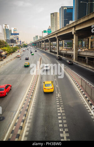 Bangkok, Thaïlande - 8 mars, 2017 : douceur du trafic à Vibhavadi Rangsit Road après avoir passé le trafic lourd de jamed Ladprao junction. Banque D'Images