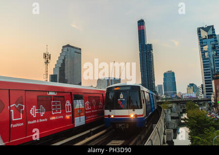 Bangkok, Thaïlande - 8 mars 2017 : Le Bangkok Mass Transit System, ou BTS Skytrain Silom line, la conduite dans le centre-ville en venant de/à Chong Banque D'Images