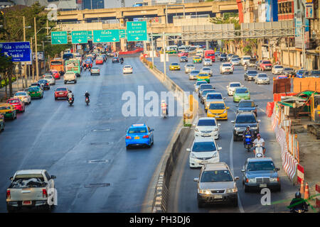 Bangkok, Thaïlande - mars 8, 2017 : la circulation sur l'échangeur du chemin de Phahon Yothin Mochit BTS sky train et de la station de métro MRT Chatuchak wit Banque D'Images