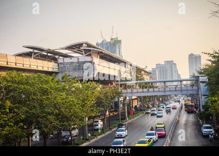 Bangkok, Thaïlande - mars 8, 2017 : la circulation sur l'échangeur du chemin de Phahon Yothin Mochit BTS sky train et de la station de métro MRT Chatuchak wit Banque D'Images