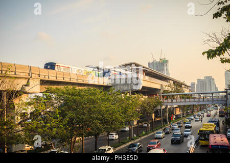 Bangkok, Thaïlande - mars 8, 2017 : la circulation sur l'échangeur du chemin de Phahon Yothin Mochit BTS sky train et de la station de métro MRT Chatuchak wit Banque D'Images