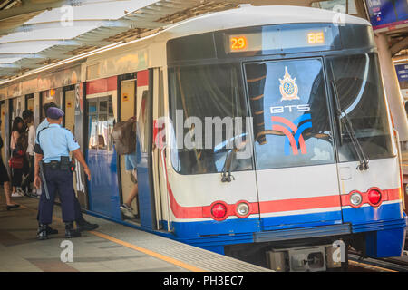 Bangkok, Thaïlande - 8 mars, 2017 : agent de sécurité non identifiés sur train à Mochit BTS skytrain BTS sky train station à Bangkok, Thaïlande. Banque D'Images