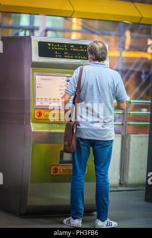 Bangkok, Thaïlande - 8 mars, 2017 : passager non identifié au cours utilisé pour acheter billetterie Bus Rapid Transit (BRT) billet à Sathorn BRT Stat Banque D'Images