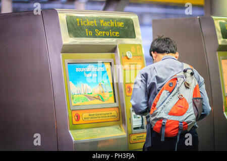 Bangkok, Thaïlande - 8 mars, 2017 : passager non identifié au cours utilisé pour acheter billetterie Bus Rapid Transit (BRT) billet à Sathorn BRT Stat Banque D'Images