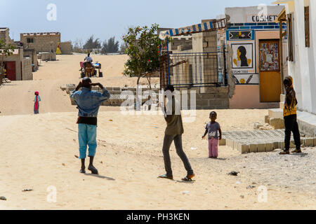 KAYAR, SÉNÉGAL - AVR 27, 2017 non identifié : peuple sénégalais se tenir sur la rue près de la boutique dans un beau village près de Kayar, au Sénégal Banque D'Images