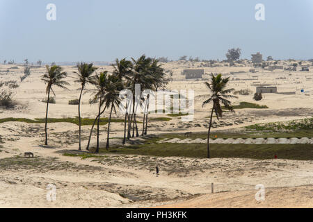 KAYAR, SÉNÉGAL - AVR 27, 2017 non identifié : garçon sénégalais se dresse sur le terrain avec des palmiers dans un beau village près de Kayar, au Sénégal Banque D'Images