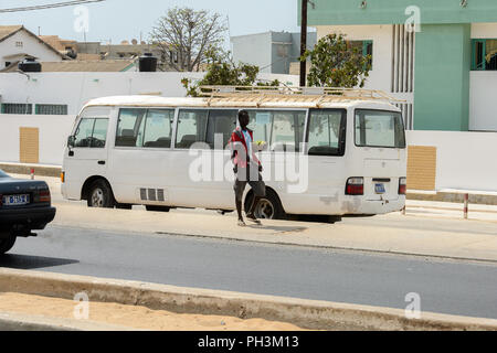 DAKAR, SÉNÉGAL - Apr 27, 2017 : sénégalais non identifiés près de l'homme marche whte bus à Dakar, capitale du Sénégal Banque D'Images