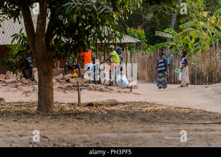 OUSSOUYE, SÉNÉGAL - Apr 30, 2017 : l'homme sénégalais non identifiés s'assied sur son vélo dans la forêt sacrée près de Kaguit village Banque D'Images