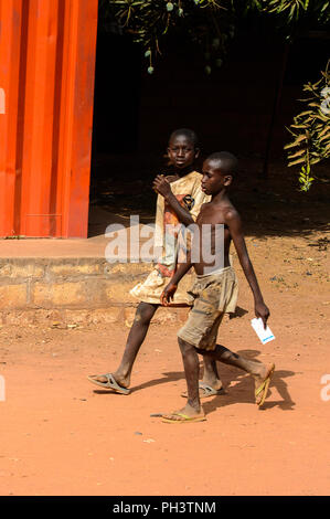 Route de BISSAU, GUINÉE B. - 1 mai 2017 : local non identifié deux petits garçons à pied dans un village en Guinée Bissau. Encore beaucoup de gens dans le pays vivre Banque D'Images