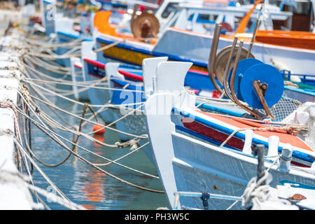 De petits bateaux de pêche grec sont attachés avec une corde dans un petit port touristique en Grèce Banque D'Images